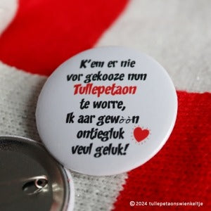 Button, K'em er nie vor gekooze nun Tullepetaon te worre, Ik aar gewoon ontiegluk veul geluk